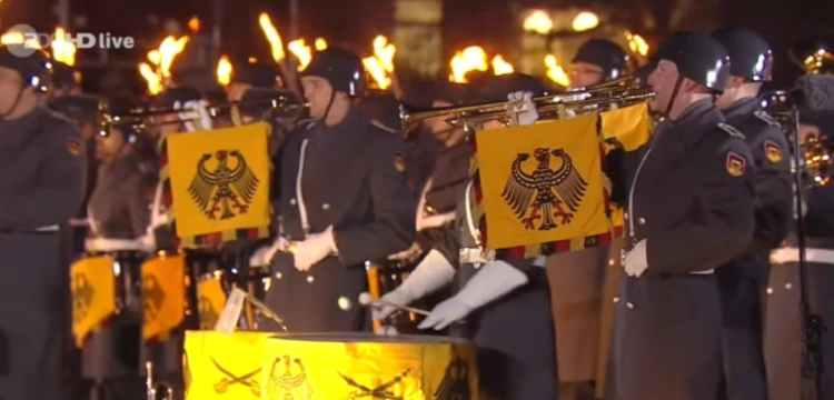 Bundeswehra fetuje Merkel jak... Wehrmacht... Führera?