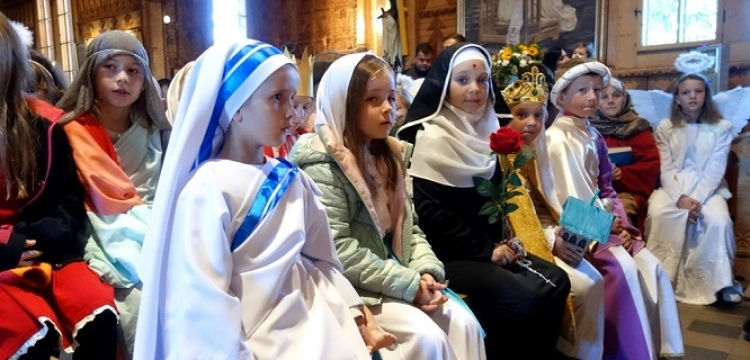 Młodzież i dzieci w Polsce coraz częściej modlą się podczas „Nocy Świętych”