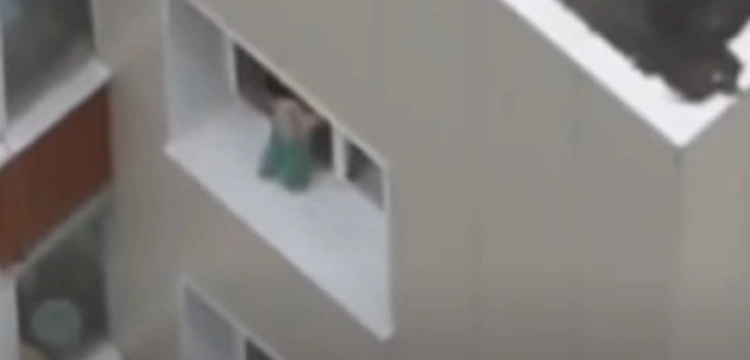 4-letni chłpoczyk na parapecie na IV piętrze. Przeżył dzięki 11-latkowi, który na czas powiadomił policję