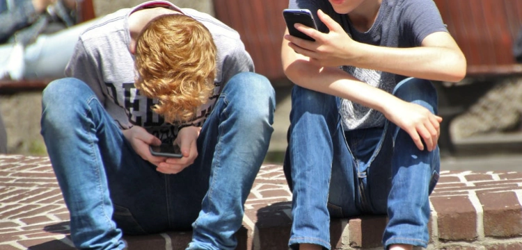 Rodzicu - uważaj!!! Uzależnienie od smartfonów plagą wśród młodzieży. Cyfrowe kontakty okaleczają ludzi