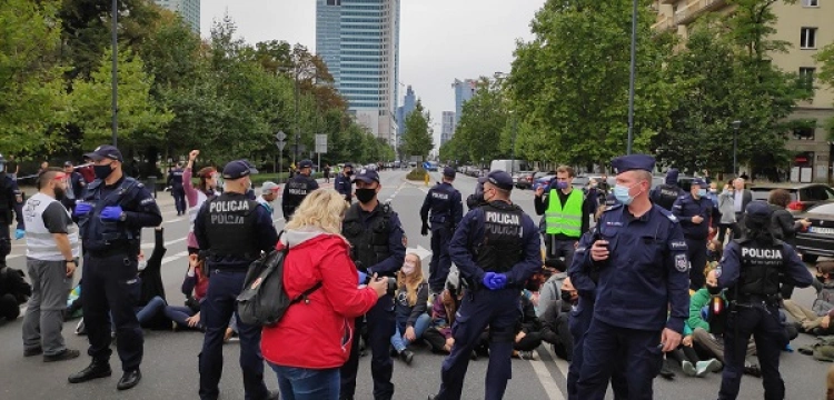 Ekoterroryzm? Lewacka manifestacja w centrum Warszawy. Chodzi o „alarm klimatyczny”