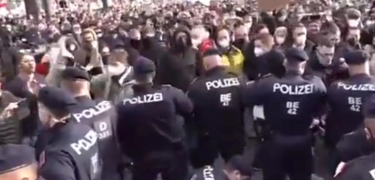 Lockdown i obowiązkowe szczepienia w Austrii. Obywatele tłumnie wyszli na ulice Wiednia i mówią: ,,dość!’’