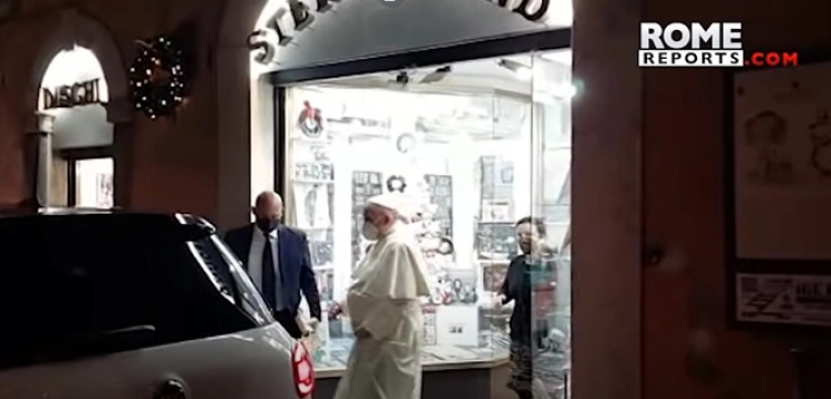 [Wideo] Franciszek odwiedził sklep muzyczny. Otrzymał w prezencie płytę z muzyką klasyczną