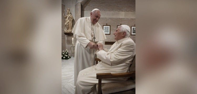 Franciszek i Benedykt XVI zostali zaszczepieni