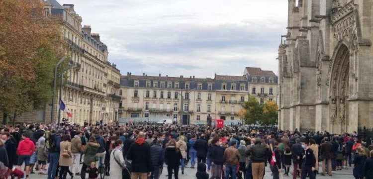 Francuzi domagają się powrotu publicznych Mszy