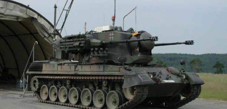 Co z czołgami dla Ukrainy? Niemcy wciąż szukają amunicji...