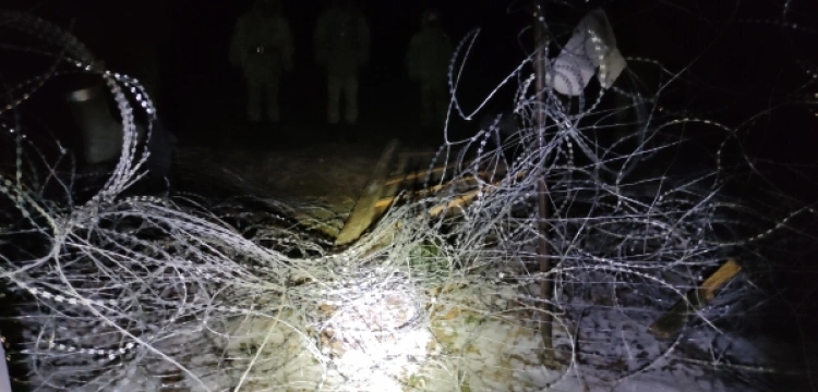 Białoruskie służby znów niszczą ogrodzenie na granicy i rzucają kamieniami w Polaków