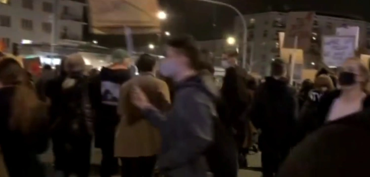 Aborcjoniści dotarli na Żoliborz. Manifestują przed domem prezesa PiS