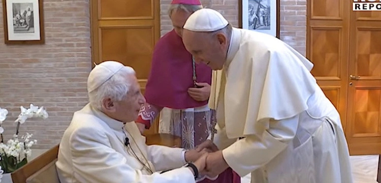 Franciszek i Benedykt XVI przyjęli szczepionkę przeciw COVID-19 