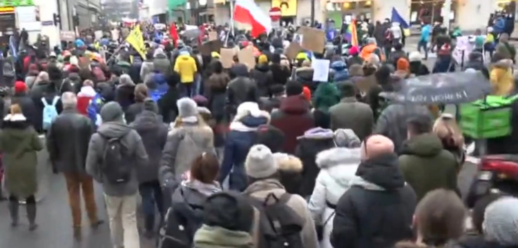 Feministki protestują w Warszawie. Policja zablokowała przemarsz