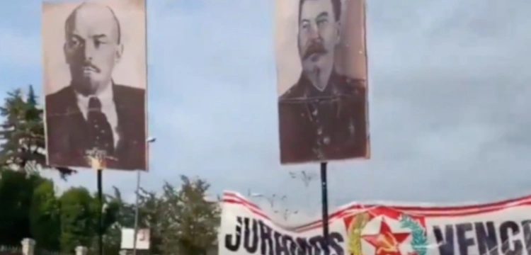 Komunistyczny pochód ulicami Madrytu. Na transparentach "Niech żyje Stalin!"