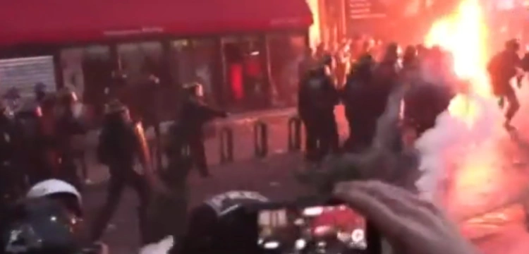 Francja. Demonstranci użyli koktajli Mołotowa. Policjant w płomieniach