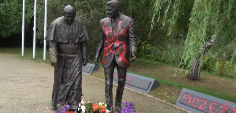 Kolejna dewastacja. Tym razem pomalowano pomnik Jana Pawła II i Ronalda Reagana w Gdańsku
