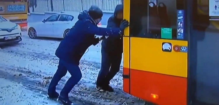 Absolutny HIT! Dziennikarz TVN pomaga pchać autobus i przeprowadza wywiad z Białorusinem