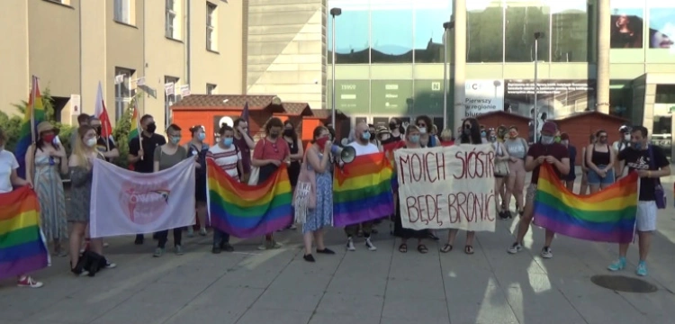 Aktywiści LGBT protestują przed siedzibą ,,GW’’. ,,Je**e tu TERFAMI’’