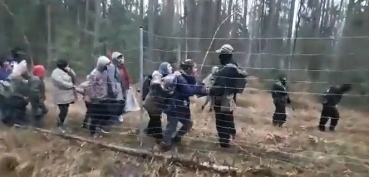 [Wideo] To nie ISIS, to zamaskowani bandyci Łukaszenki pilnują imigrantów, żeby nie zawracali spod granicy