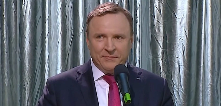Jacek Kurski z tarczą wraca na stanowisko prezesa TVP