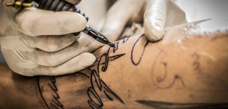 Przed sądem stanie tatuażysta, który uszkodził wzrok klientce, tatuując gałki oczne