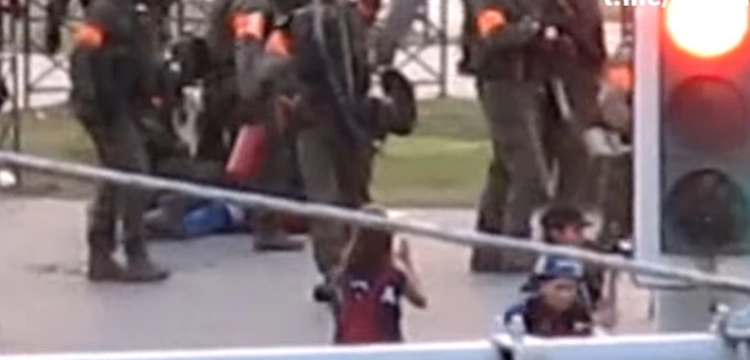 Szokujące nagranie. Białoruski żołnierz strzela do dziennikarki [WIDEO]