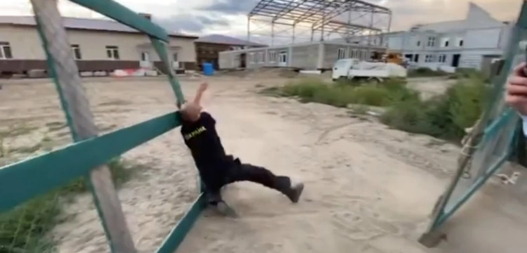 [Wideo] Rosyjski gubernator udał się na plac budowy. Zastał tylko... pijanego w sztok dozorcę