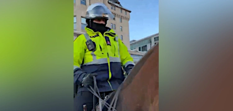 Kanada. Policjanci na koniach taranują protestujących  