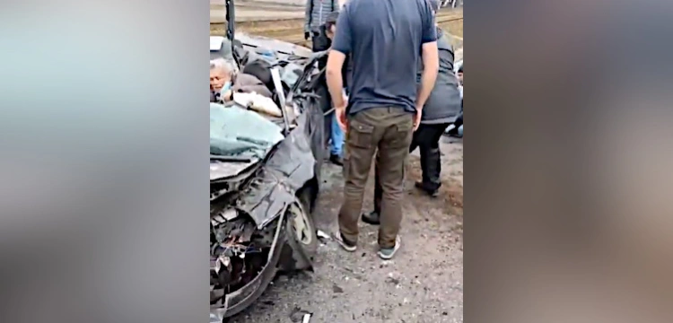 Dramatyczne nagrania z Kijowa. Rosyjski czołg zmiażdżył cywilny samochód 