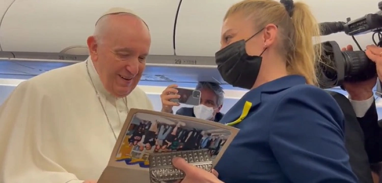[Wideo] Dziennikarka TVP wręczyła papieżowi ziemię z granicy polsko-ukraińskiej