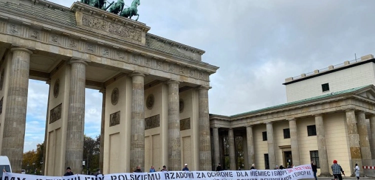 [Wideo] NIESAMOWITE! Niemcy po polsku dziękują polskiemu rządowi pod Bramą Brandenburską za obronę Niemiec i UE przed zalewem imigrantów