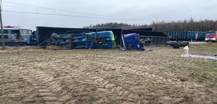  [WIDEO] Tragedia na torach. Nie żyje kierowca ciężarówki, ranny maszynista i ogromne straty