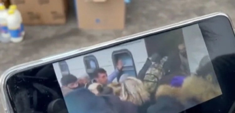 Dantejskie sceny przy transportach humanitarnych na Ukrainie. Czy Łukaszenka podczas napaści zabrał też „swoich” migrantów? 