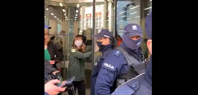 Aktywistka Extinction Rebellion przykleiła się do drzwi kancerii Sejmu. Internauci kpią [Wideo]