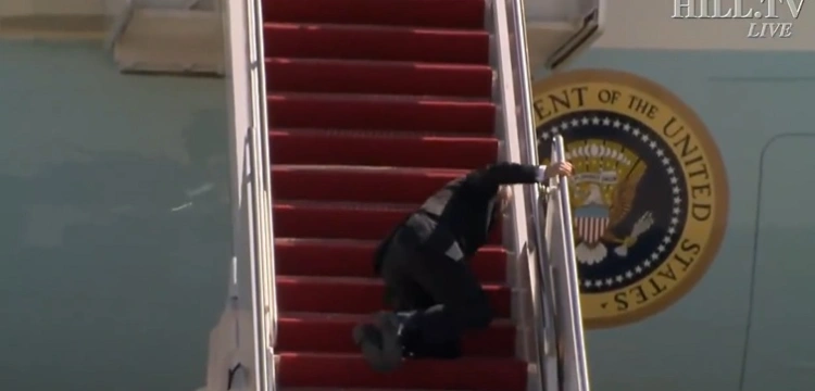 [Wideo] Prezydent USA upadł na schodach wchodząc do Air Force One