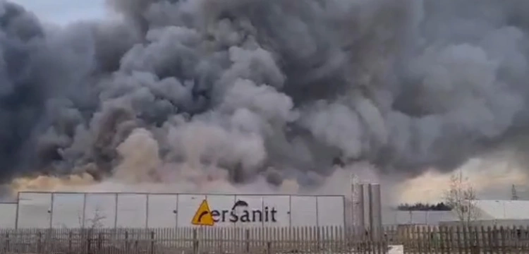 Starachowice. Gigantyczny pożar na terenie zakładów produkcyjnych 