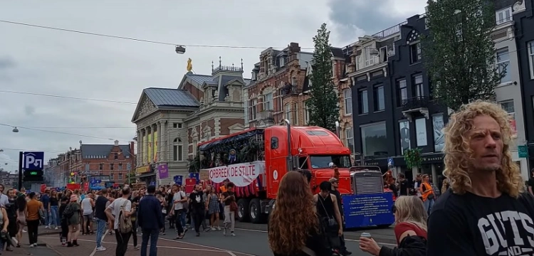 [Wideo] Holandia. Ogromne protesty przeciwko obostrzeniom Covid-19 i starcia z policją