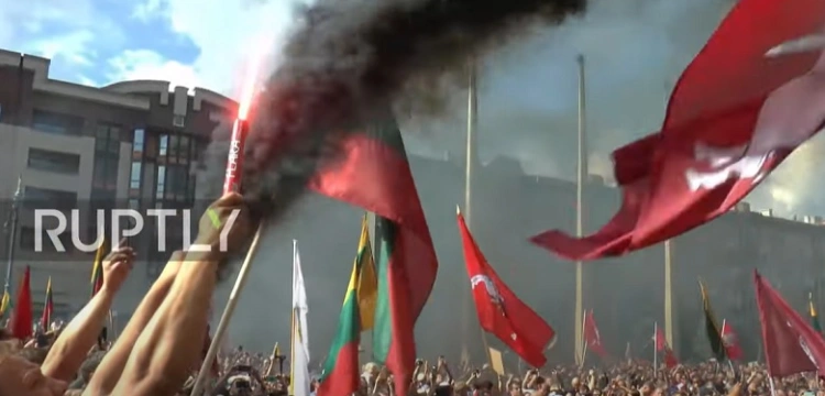 [Wideo] Litwa. Protestujący przeciwko paszportom Covid domagali się dymisji rządu
