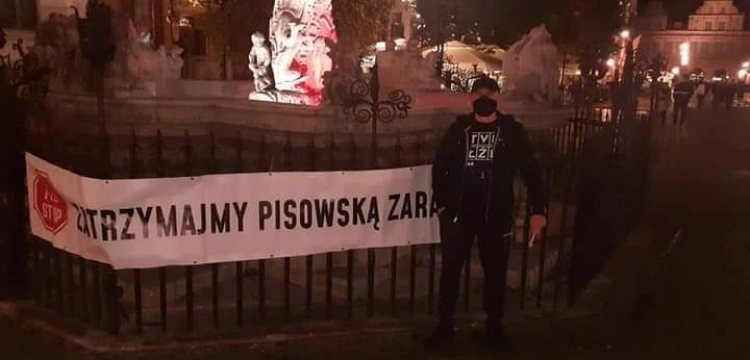 Gdańsk. ,,Zatrzymajmy PiSowską Zarazę'' - transparent przy Fontannie Neptuna