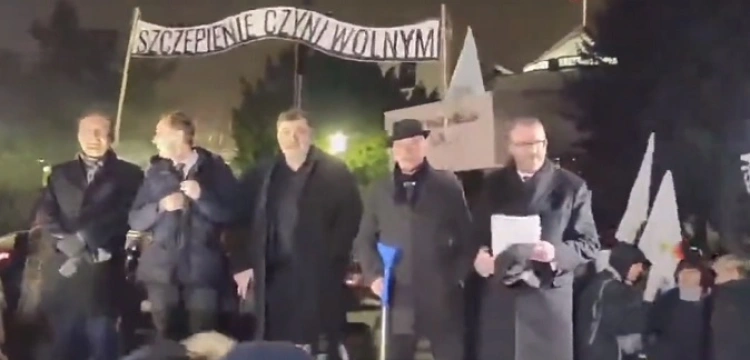 „Szczepienie czyni wolnym” – burza w sieci po wiecu Konfederacji