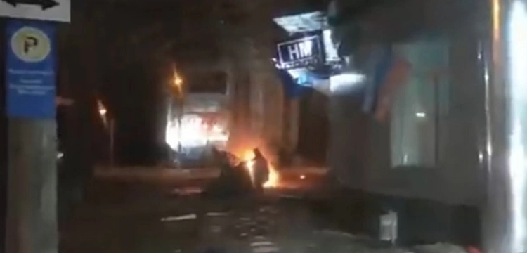 [Wideo] Ukraina. Przed budynkiem władz samozwańczej „Ługańskiej Republiki Ludowej” wybuchł samochód pułapka