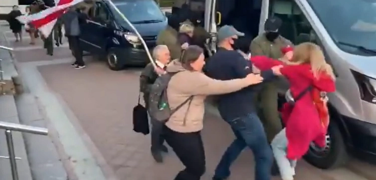 (Wideo) Mińsk. Milicja brutalnie zatrzymuje kobiety