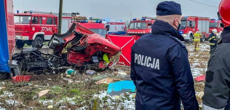 Śmiertelne zderzenie tira z pociągiem