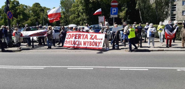 "Koperta za... operacja wybory". Trwa manifestacja przed Sejmem