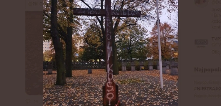 Szokujące! Gdańsk. ''Zabij księdza''. Napis na krzyżu na cmentarzu