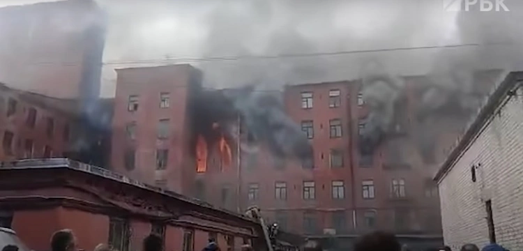 [Wideo] Petersburg. Z pożarem XIX-wiecznej fabryki walczą wojskowe śmigłowce