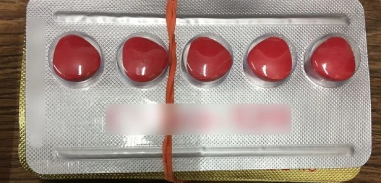 Cela plus! 138 zarzutów dla mężczyzny za nielegalny handel lekami na potencję