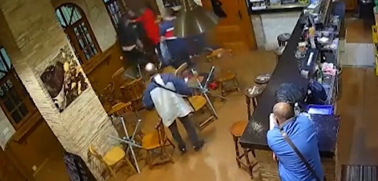 [Wideo 18+] Hiszpania. Brutalne pobicie ukraińskiego barmana w przez "rosyjskich turystów” … z kryminalną przeszłością