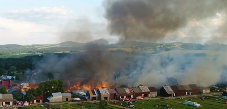 [Wideo] Ogromny pożar we wsi w okolicach Nowego Targu. Płonie 20 budynków mieszkalnych