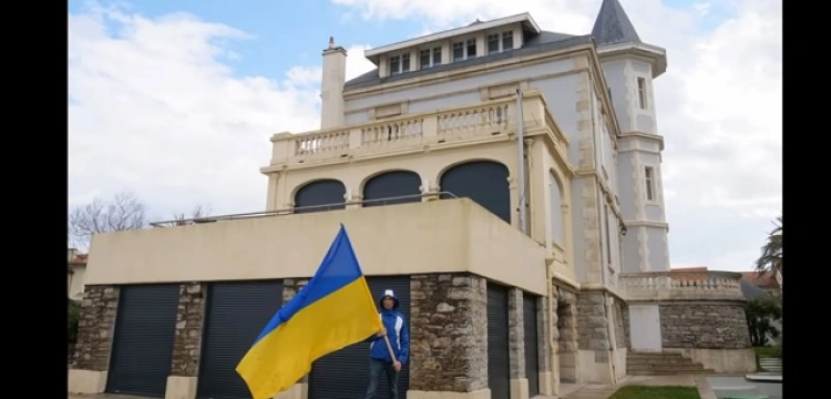 [Wideo] Francja. Aktywista zajął willę córki Putina w kurorcie Biarritz nad Atlantykiem dla uchodźców z Ukrainy