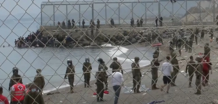 [Wideo] Hiszpania. Wojsko wrzuca imigrantów z powrotem do morza