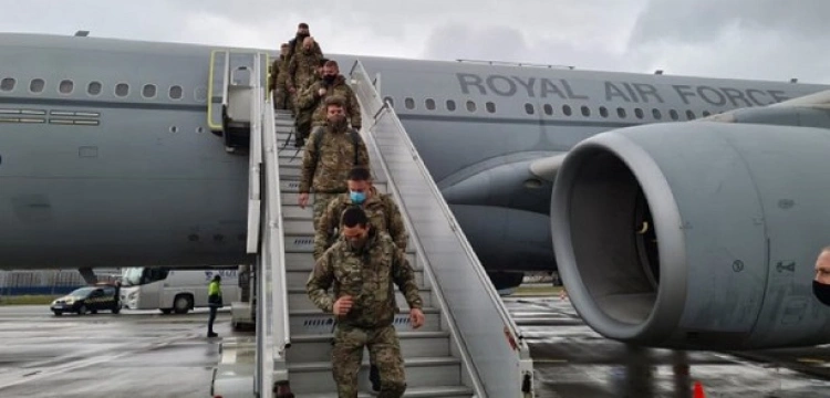 Żołnierze brytyjskich marines właśnie wylądowali na Okęciu