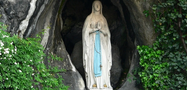 Trwa pierwsza wirtualna pielgrzymka do Lourdes, akt zawierzenia Maryi